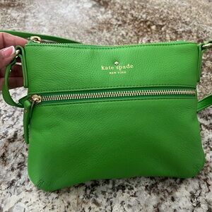 Kate Spade pebble leather Kelly green gold accents Shoulder/crossbody bag EUC